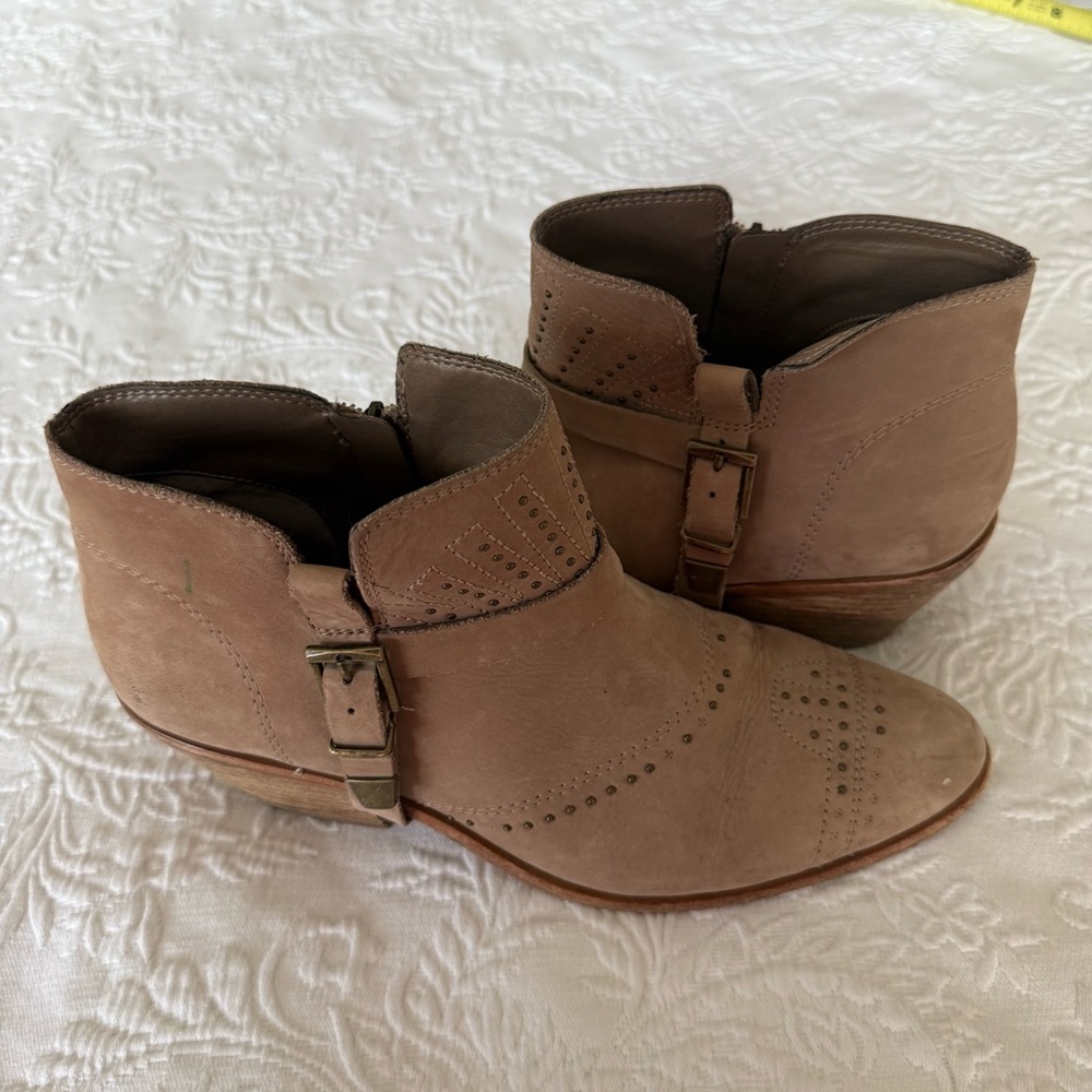 Vince Camuto Dorintina Tan Suede Ankle Boots Size 9.5